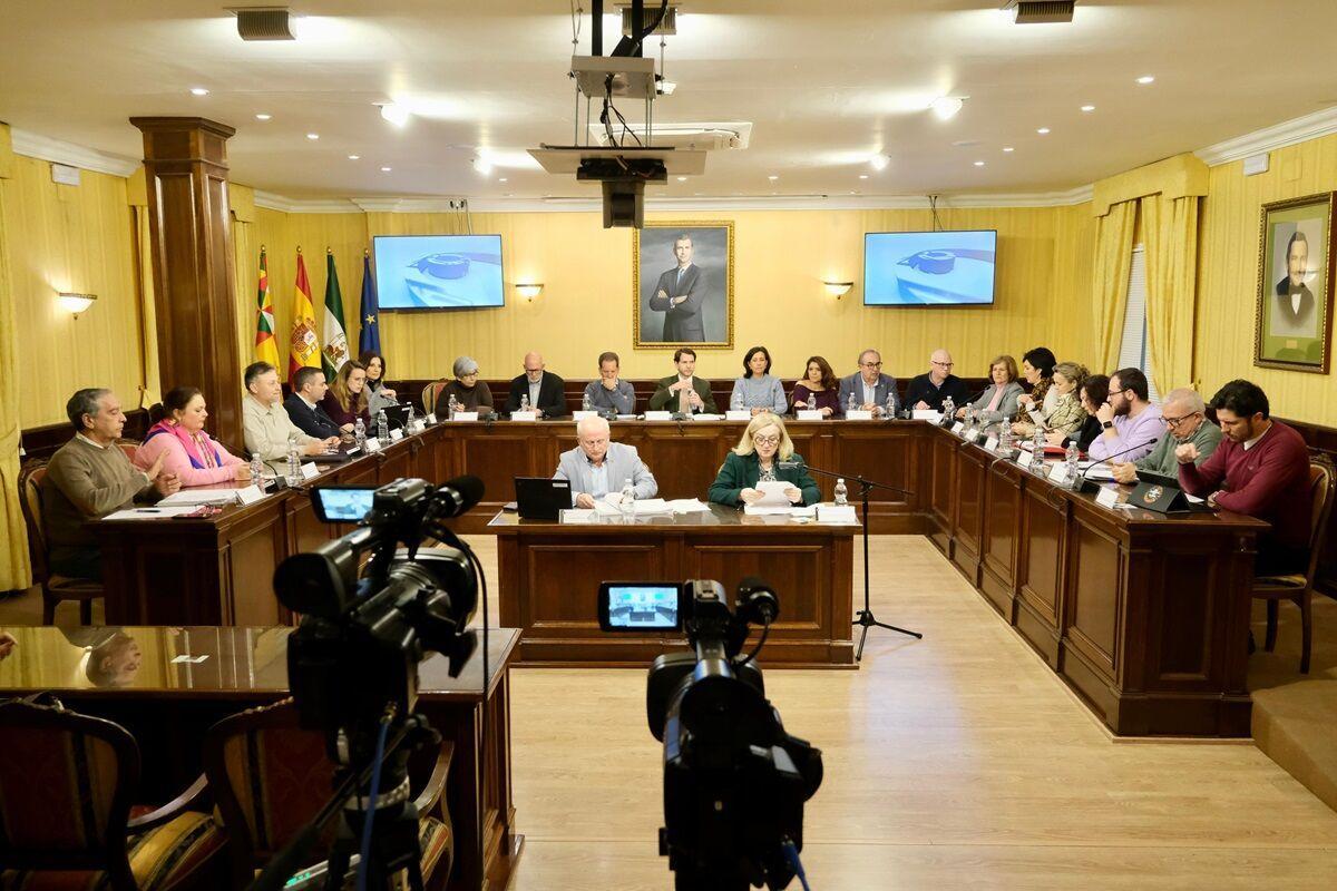 Pleno municipal en el Ayuntamiento de Cabra donde se han aprobado los presupuestos de 2026.