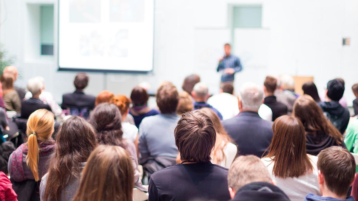 Los estudios universitarios y la FP, marcadas en los últimos años por la digitalización y el microaprendizaje,   se posicionan como las principales alternativas formativas previas a la incorporación al mundo laboral