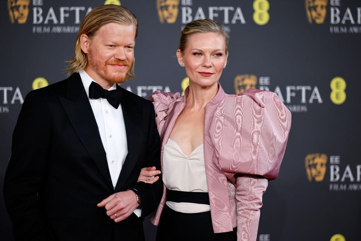 Los actores estadounidenses Jesse Plemons y Kirsten Dunst, en la alfombra roja de los Premios BAFTA en el Royal Festival Hall de Londres.