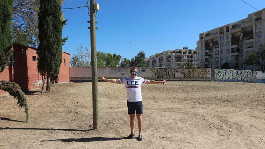 Miguel Millán, presidente de la asociación de vecinos Parque Teatinos, la semana pasada en la zona de picadero de las caballerizas de coches de caballos, en la calle Mesonero Romanos. Los vecinos llevan 18 años pidiendo el traslado de las instalaciones.