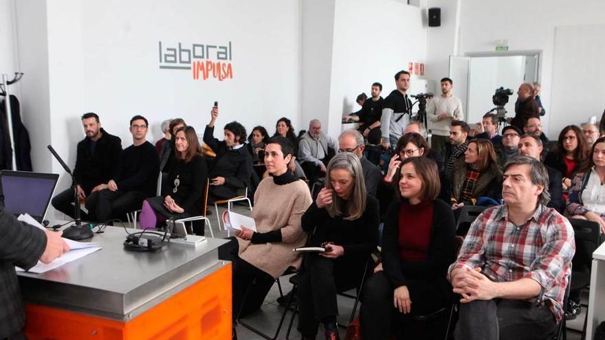 Asistentes a la presentación de la residencia, ayer, en al Laboral.