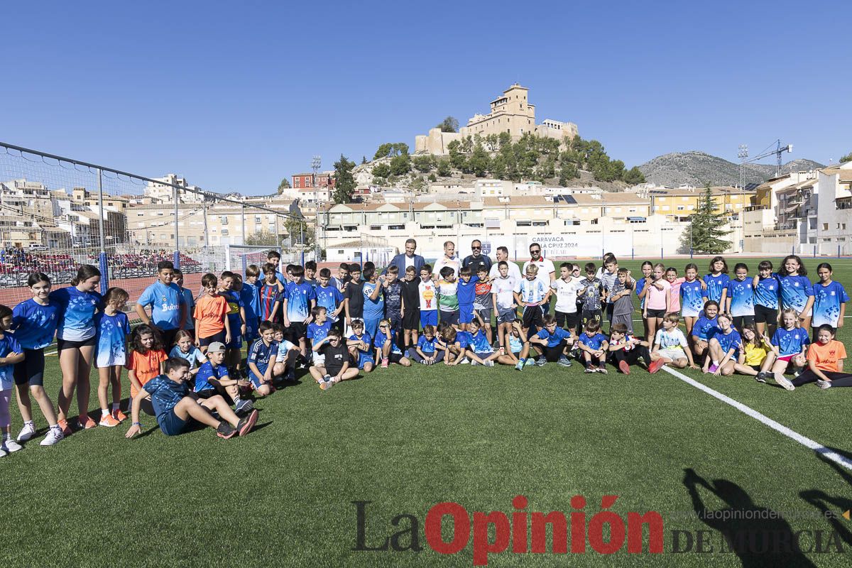 Abel Antón vistiba la Escuela Municipal de Atletismo de Caravaca