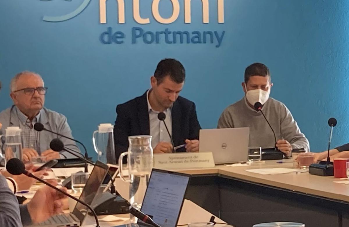 José Ramón Martín (derecha) anuncia su intención de dejar el equipo de gobierno. | I. V.