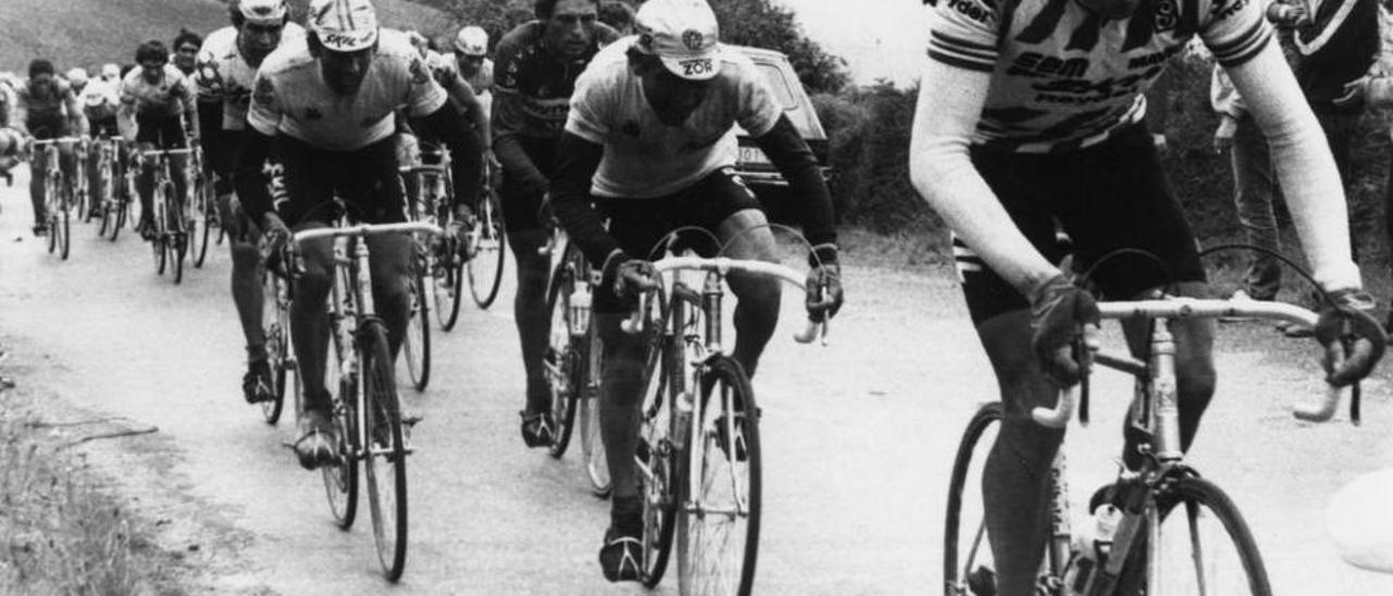 Gorospe, tercero por la derecha, con Alberto Fernández y Caritoux delante, en la Vuelta a España de 1984 a su paso por Asturias, que tuvo un final de etapa en Lugones.