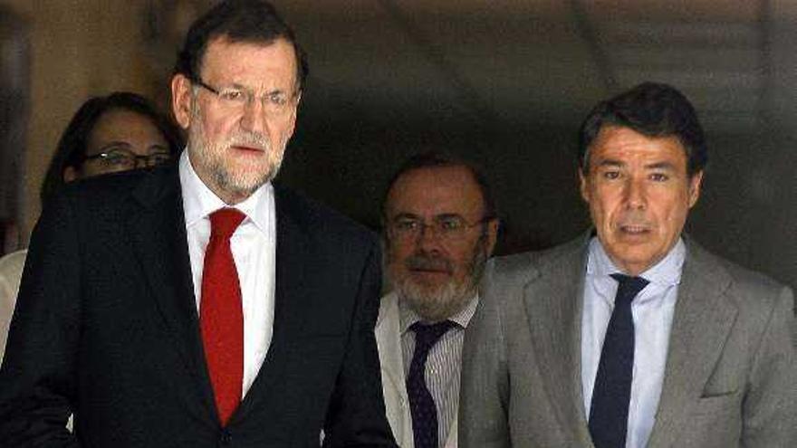 Rajoy y González, ayer, en el Hospital Carlos III. efe