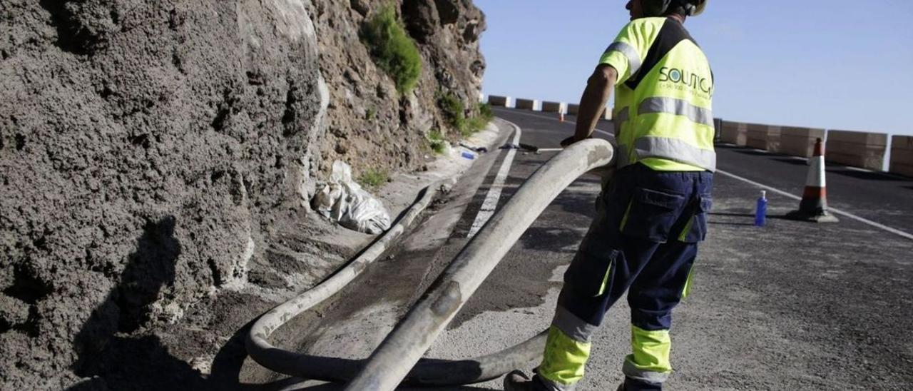 Un operario de Carreteras del Cabildo trabaja para acondicionar el talud de Los Campitos, en Santa Cruz.