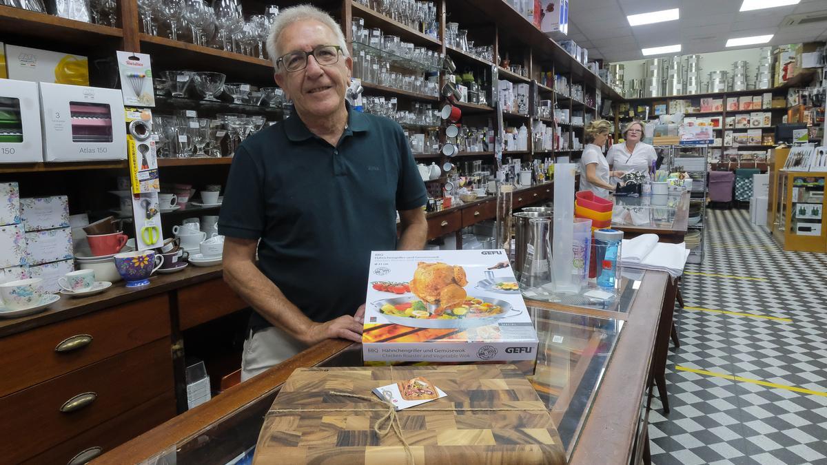 Arturo Benítez en el mostrador junto a algunos de los productos en venta.