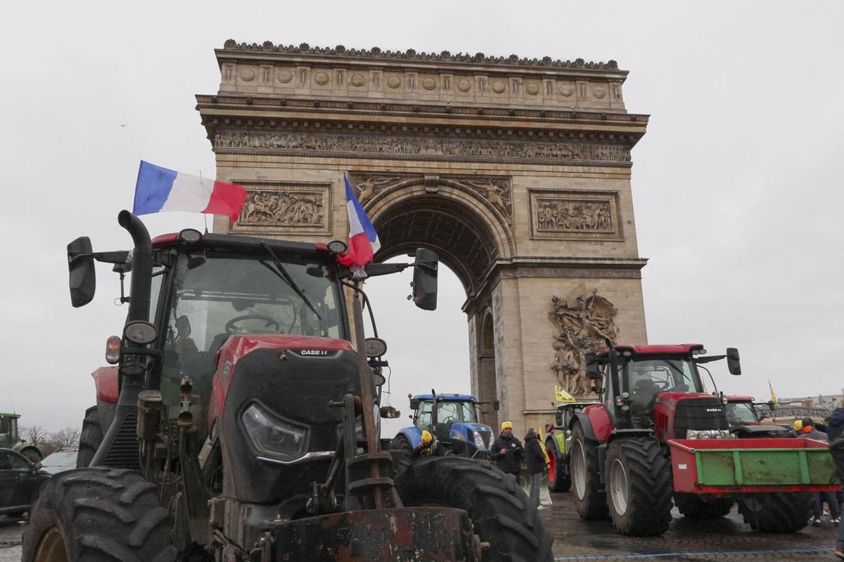 Agricultores galos protestan junto al Arco del Triunfo de París este jueves, en contra del acuerdo de la Unión Europea con Mercosur y por la gestión de la crisis de la dermatosis nodular contagiosa.
