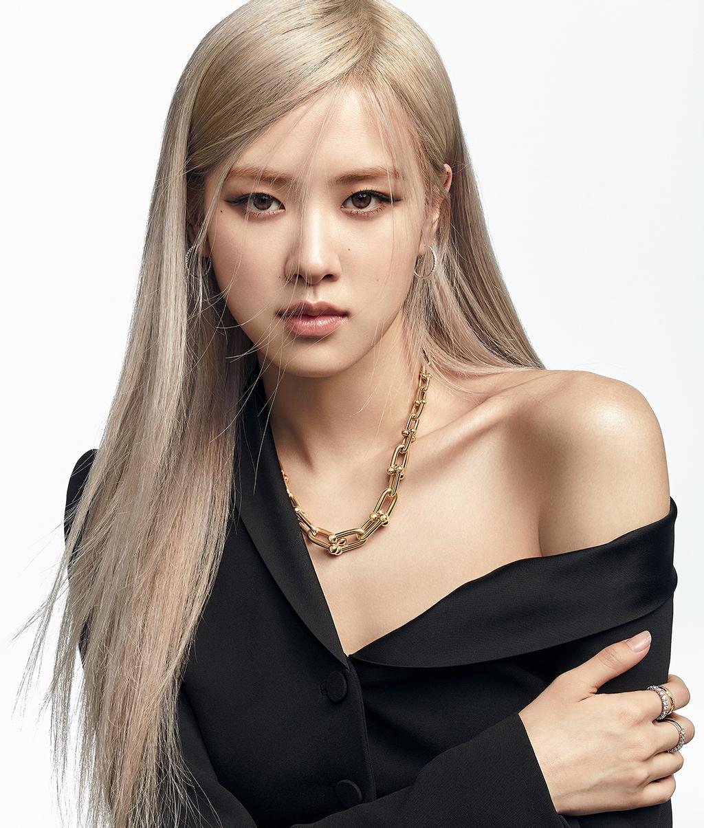 Retrato de Rosé, del grupo Blackpink, con collar de eslabones XL de la colección de joyas Tiffany City Hardwear