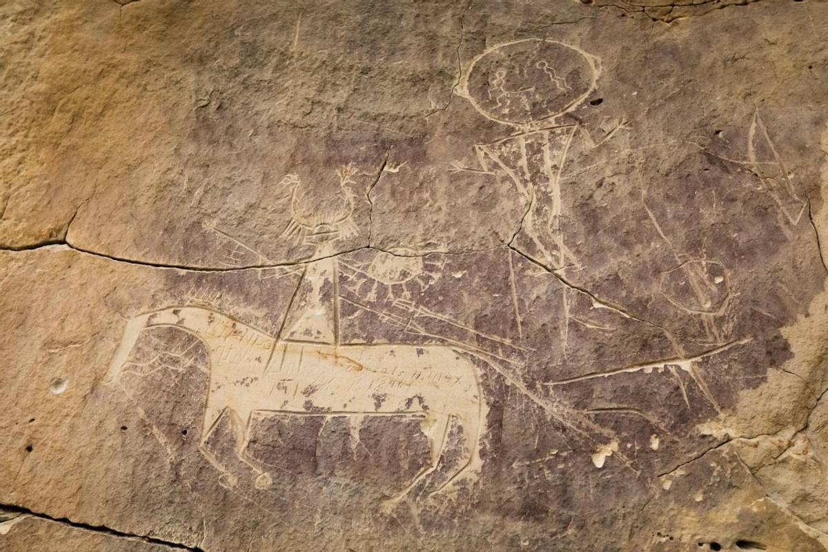Petroglifo de caballo y jinete en el yacimiento de Tolar (Sweetwater, Wyoming)