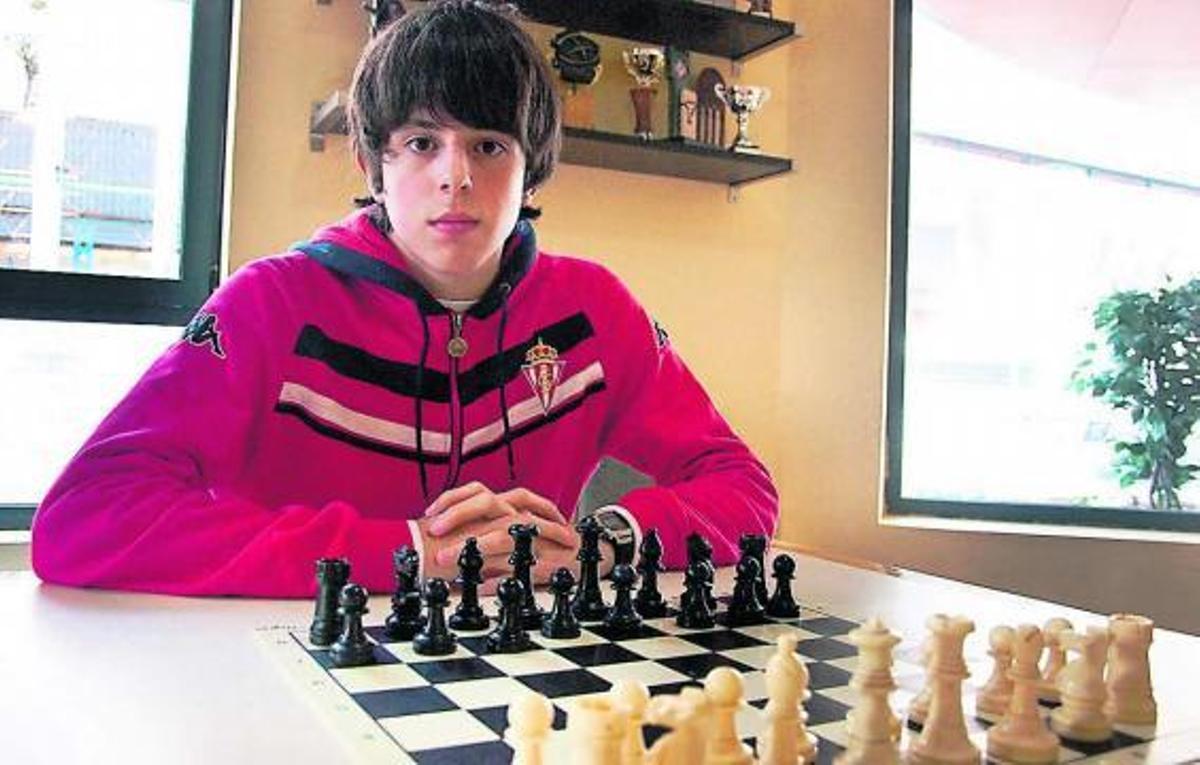 Saúl Viñuela, en la sala de ajedrez del Grupo Covadonga. | lne