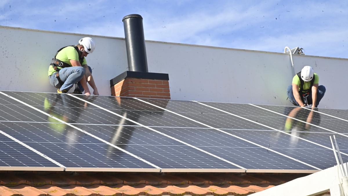 Un operario de la empresa NewE Solutions efectúa una instalación de placas solares en una vivienda particular ubicada en la provincia de Castellón.