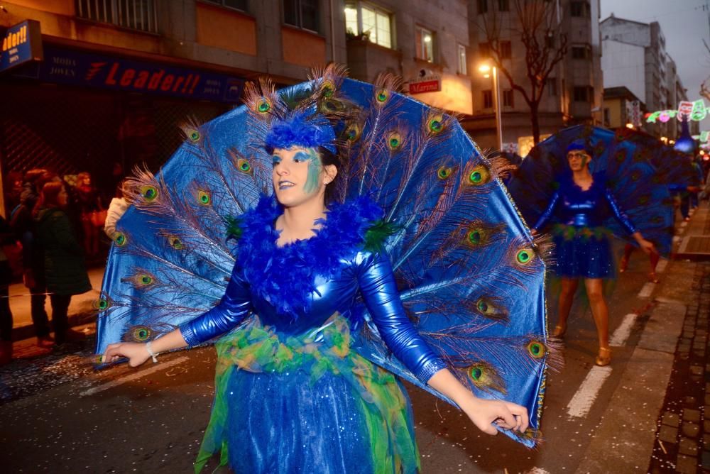 El desfile de comparsas llena las calles de la ciudad de disfraces, colores y buen humor.