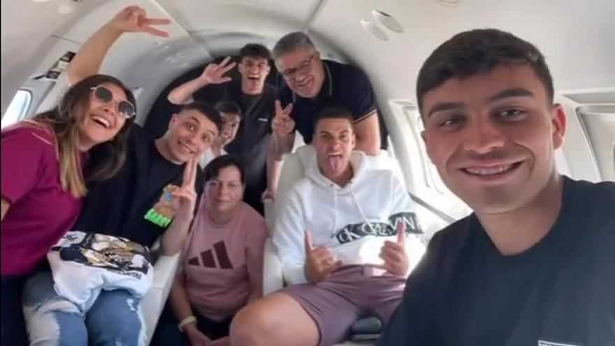 Foto de Pedri en el jet privado junto a su familia.