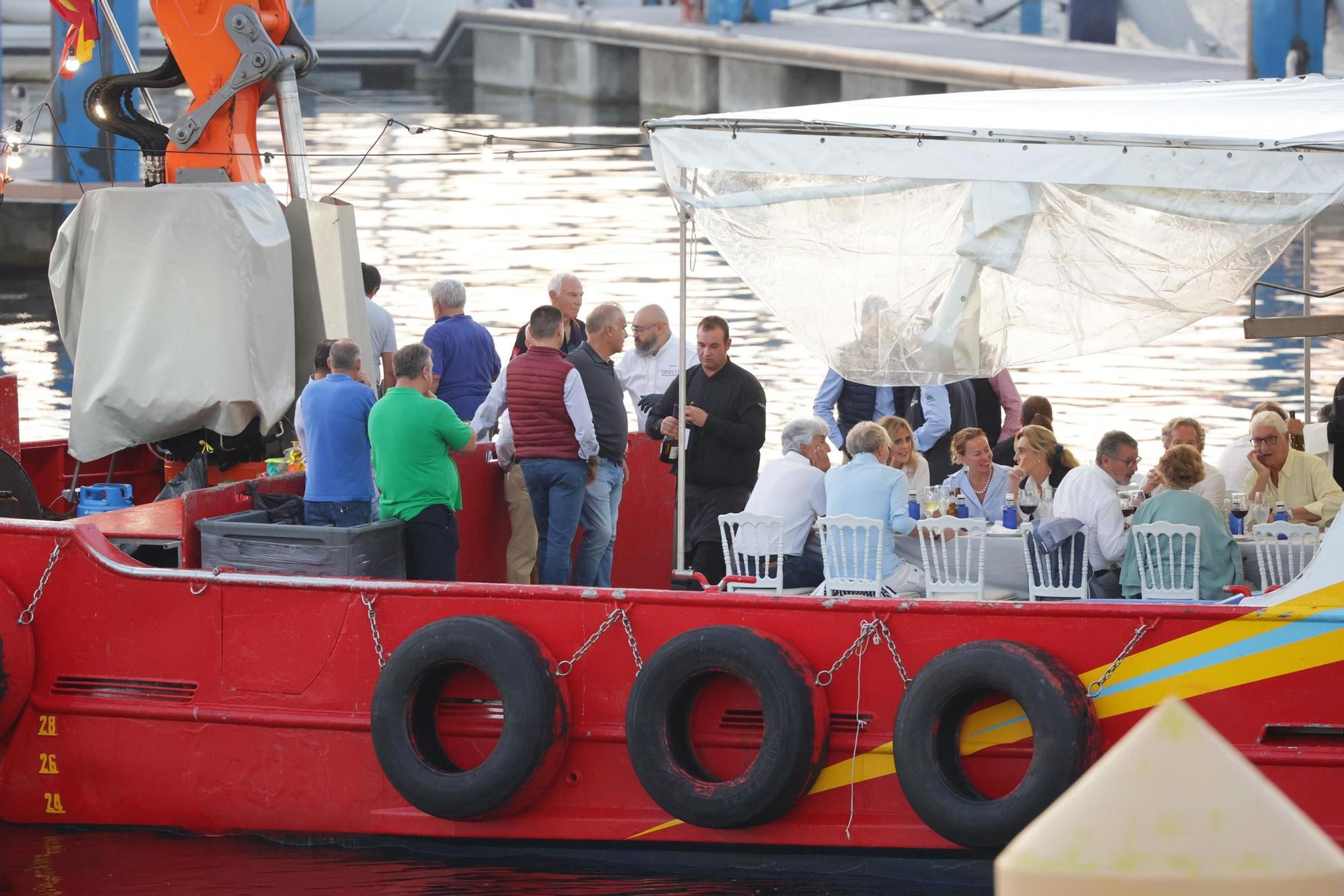 La multitudinaria cena del rey emérito y la infanta Elena a bordo de un 'bateeiro' por aguas de Sanxenxo