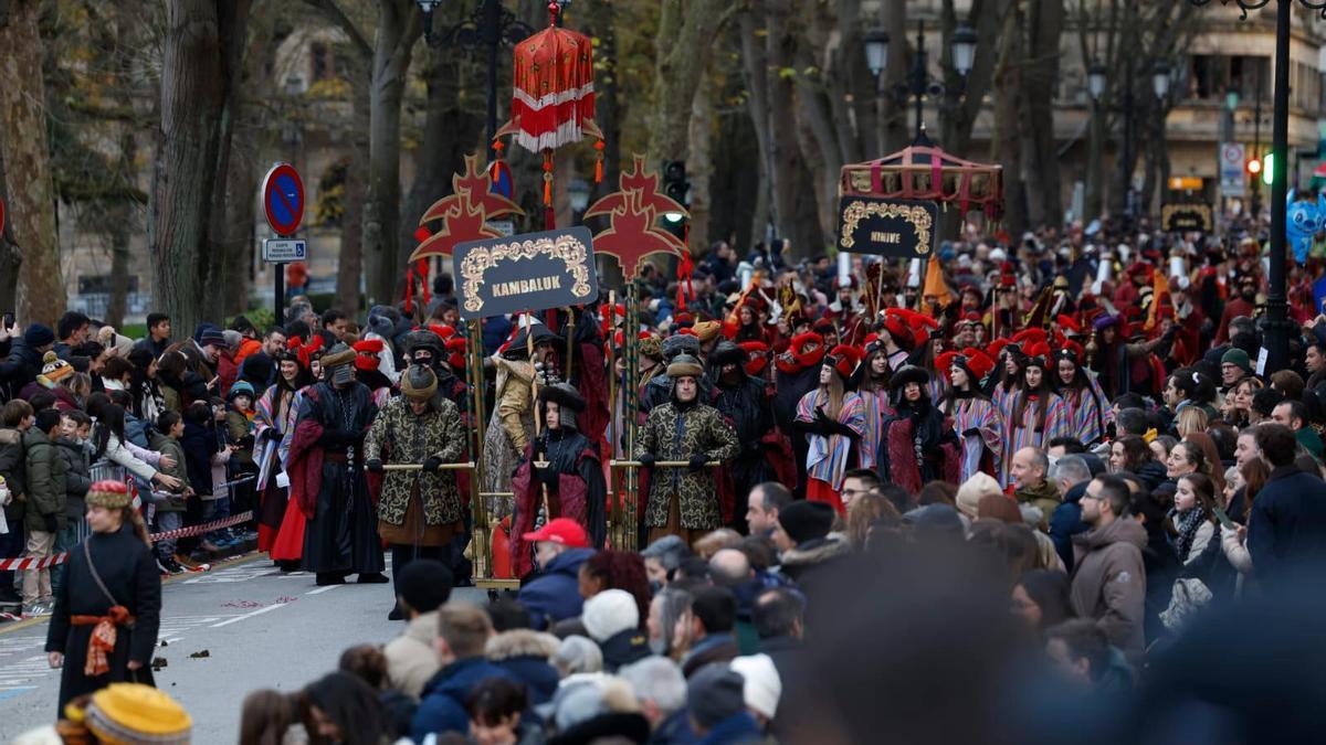 Así fue la multitudinaria cabalgata de Reyes que recorrió las calles de Oviedo