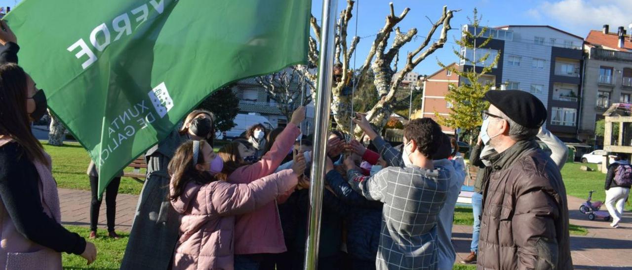 Odilo Barreiro comprueba el izado de la bandera verde por los niños.   | // G.N.