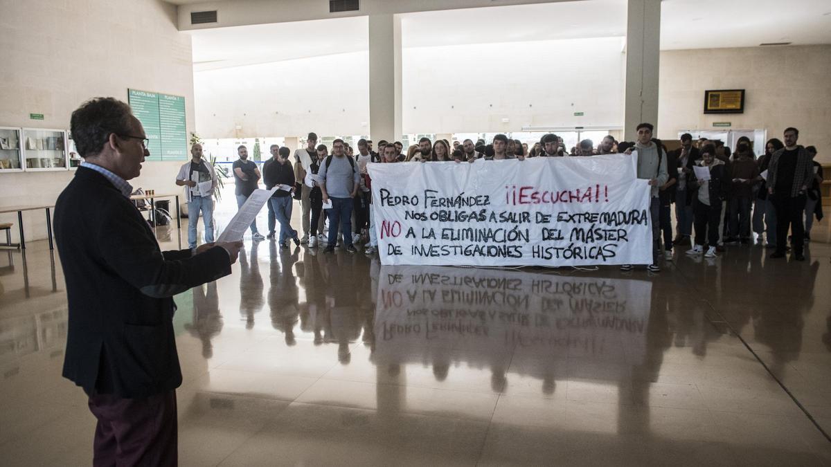 El profesor Alfondo Pinilla lee un manifiesto esta mañana, en la Facultad de Filofosía, durante la protesta de estudiantes y profesores por la supresión del máster de Investigaciones Históricas.