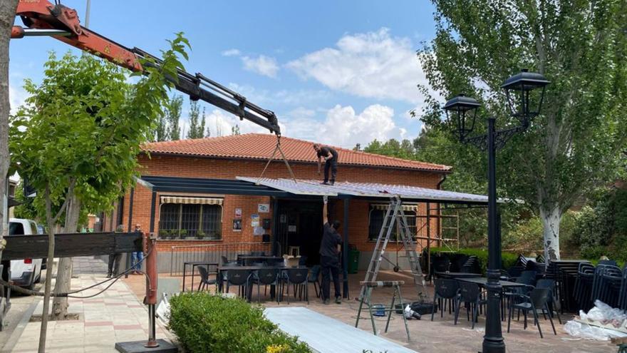 Las obras en la terraza del Bar La Carrasca están llegando al fin.  | SERVICIO ESPECIAL