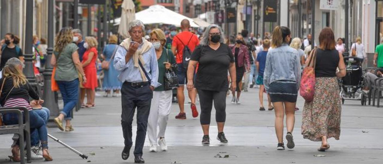 Personas con y sin mascarillas por la calle Mayor de Triana de la capital grancanaria. | | JUAN CASTRO