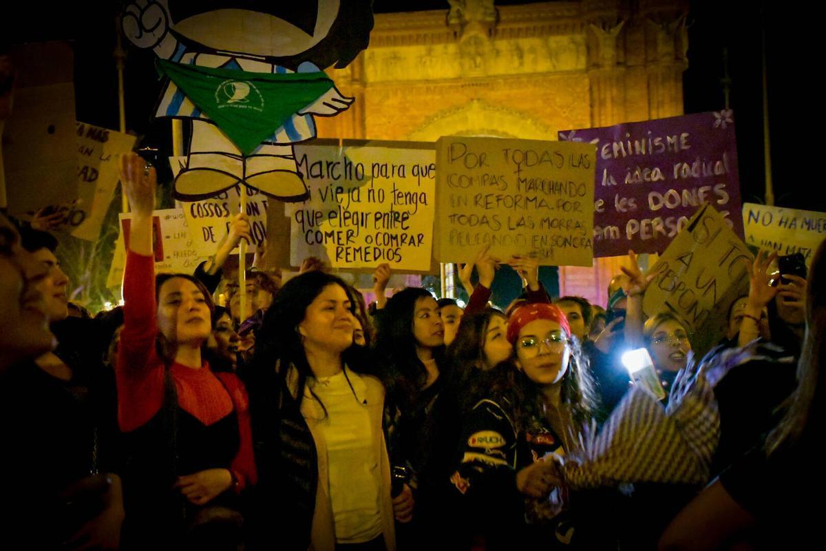 Miles de mujeres se manifiestan en Barcelona por el 8M | FOTOS