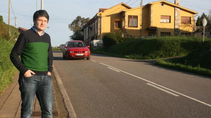 Fernández, ayer, comprobando las dificultades que entraña cruzar la carretera en Perlora.