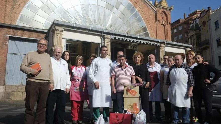 Los comerciantes del Mercado de Abastos junto al concejal Christoph Strieder.