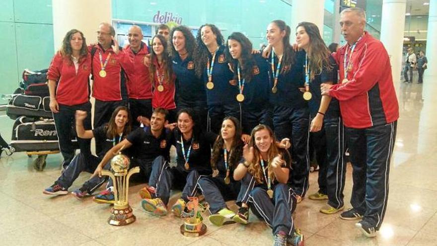 La selecció d&#039;hoquei, amb Bernadas i Díez, arriba amb el títol de campiones