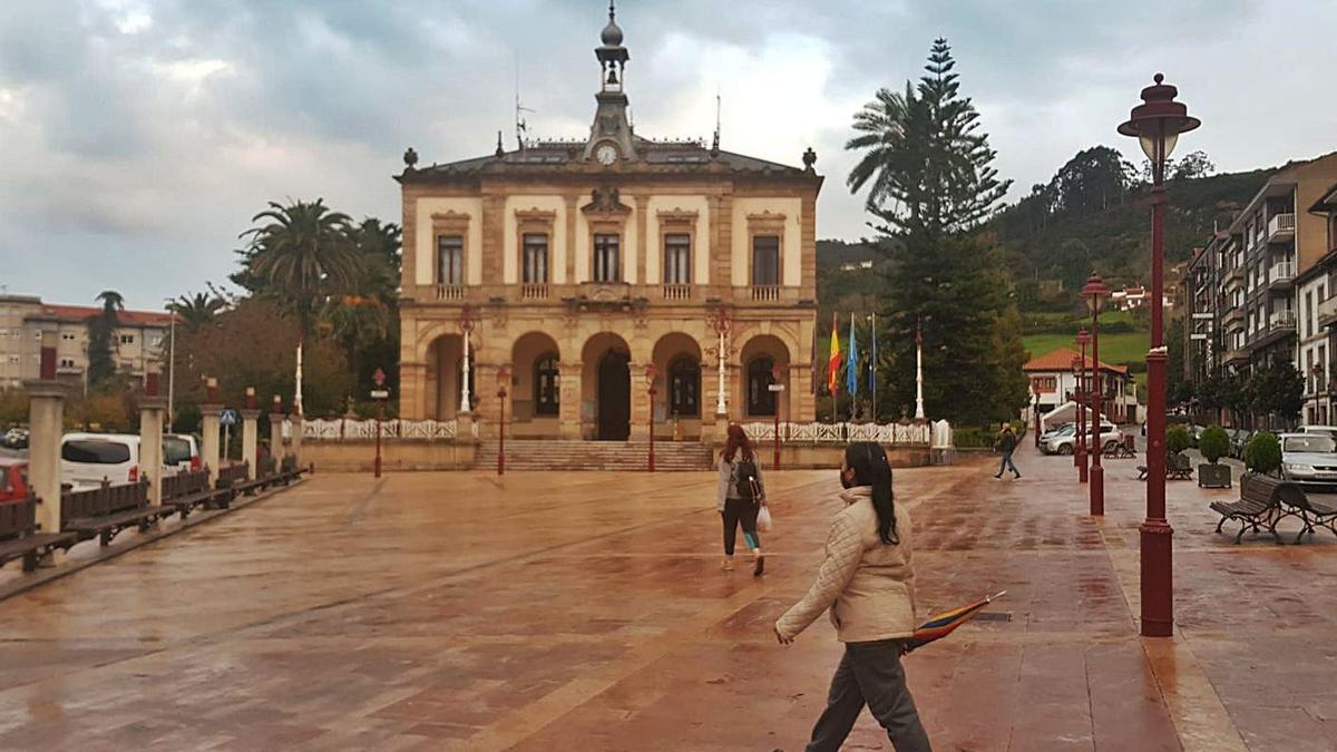 Viandantes en la plaza de Villaviciosa, en una imagen de finales de 2020. | Vicente Alonso
