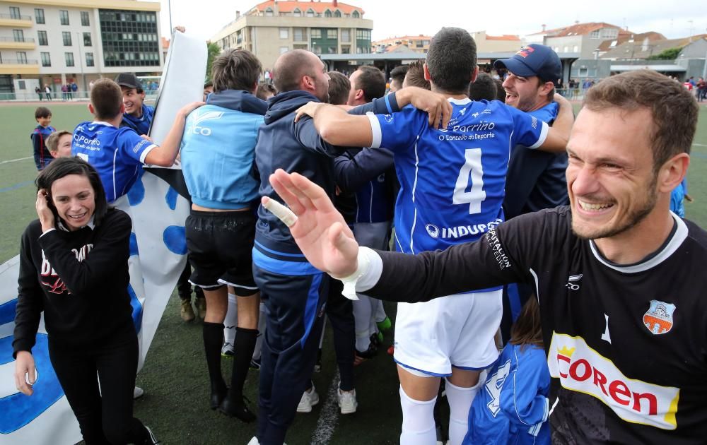 Los jugadores del Porriño celebran su ascenso a Tercera, con manteo a su entrenador Manuel Losada incluido.