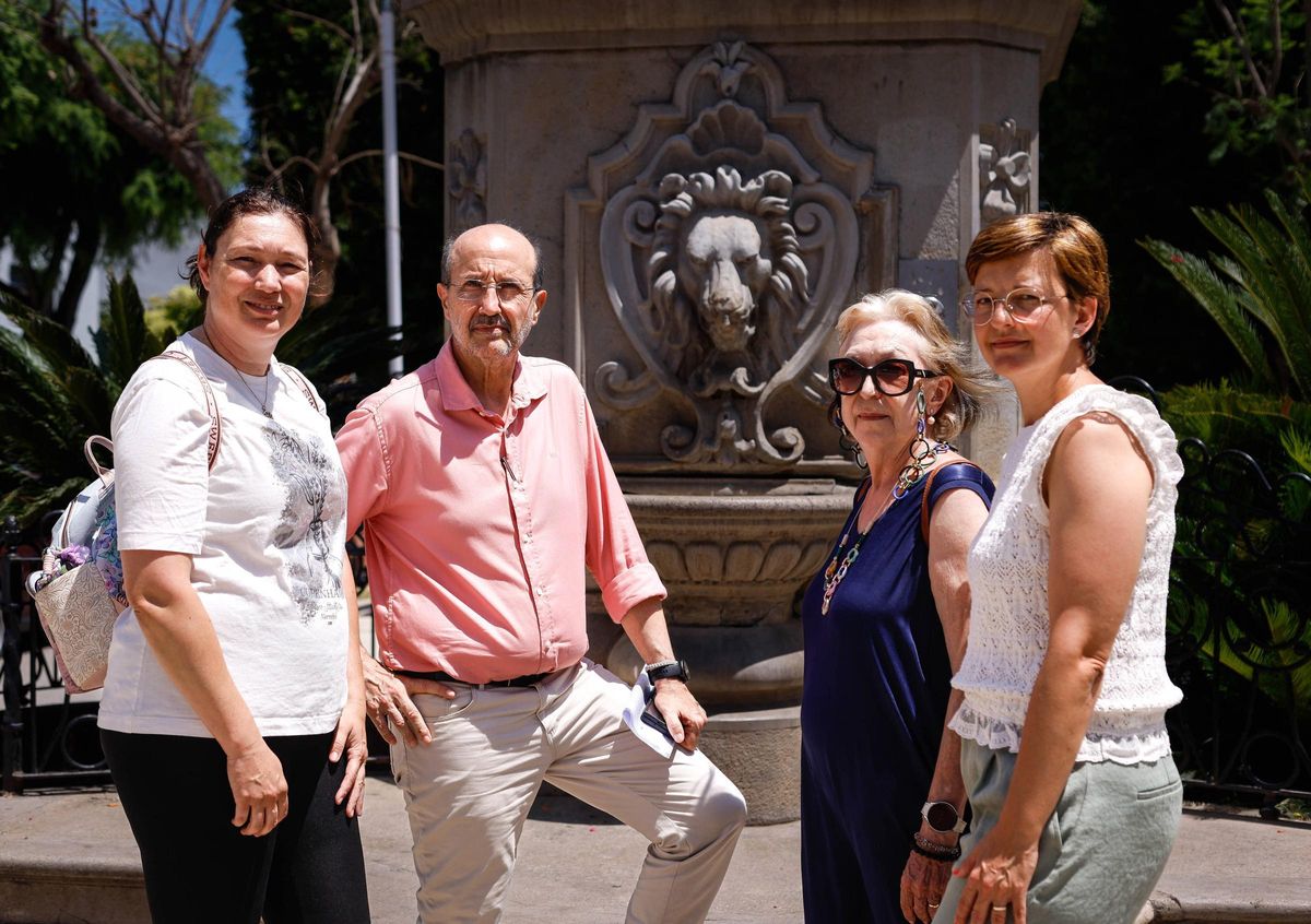 Tres de los asistentes a los talleres emocionales de Sedaví: Patricia Moreno, Antonio Pérez y Lola Alacreu; junto con la psicóloga Inma March.