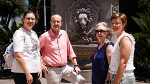 Tres de los asistentes a los talleres emocionales de Sedaví: Patricia Moreno, Antonio Pérez y Lola Alacreu; junto con la psicóloga Inma March.