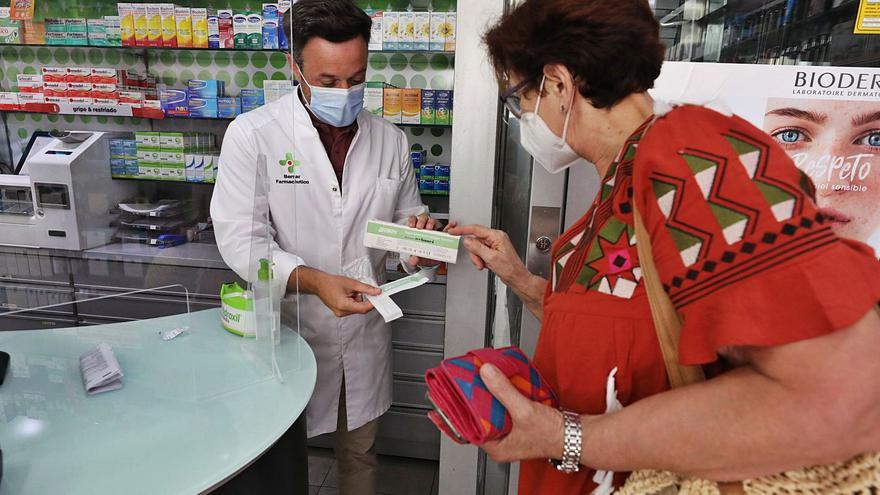 Los test rápidos de antígenos «vuelan» de las farmacias en   los primeros días de su venta