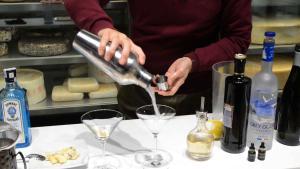 Així prepara el Dirty Martini Javier de las Muelas.