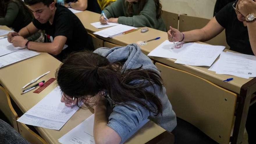 Estudiantes hacen un examen.