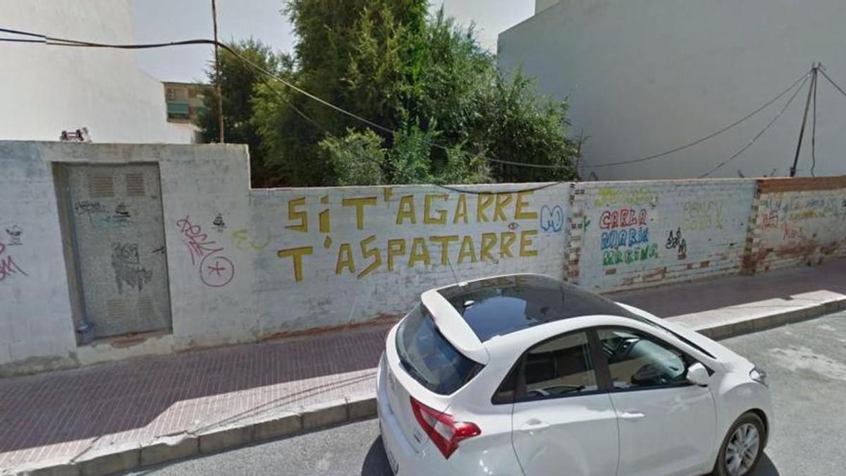 Número 32 de la Calle Bailén, donde aún permanece el mural en la anterior ubicación de la barraca Si t&#039;agarre t&#039;aspatarre