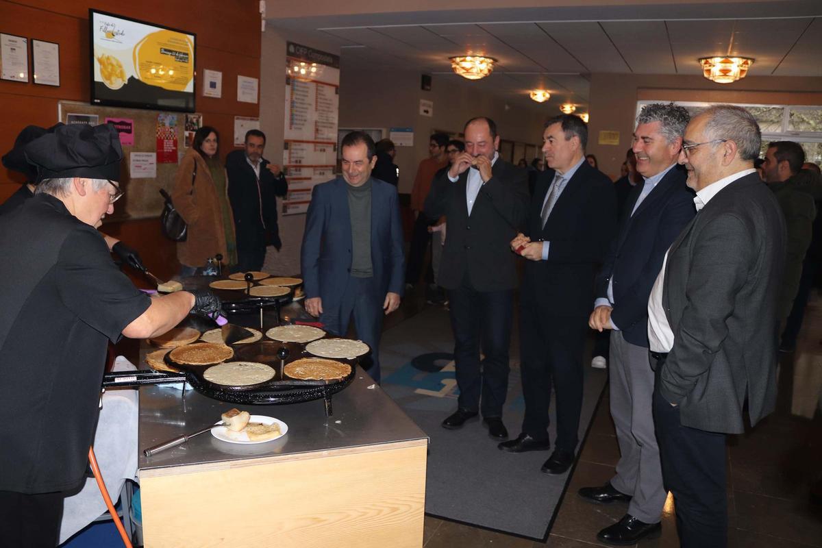 Esparís, esquerda, Merelles, Rodríguez, Rodeiro e Penas, durante un showcooking de filloas.