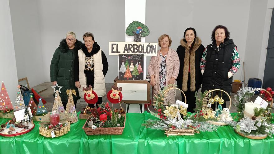 La Asociación el Arbolón de El Berrón inaugura su mercadillo navideño