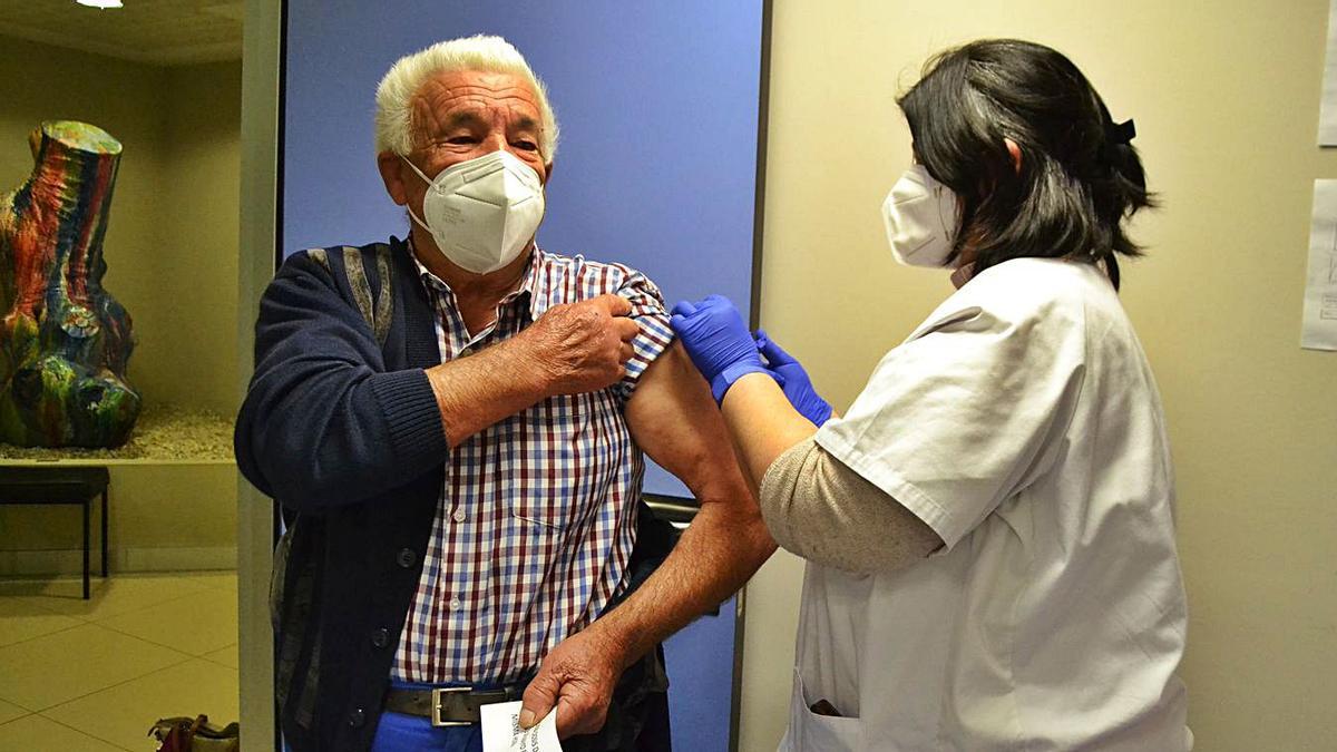 Un hombre es vacunado en el centro de salud de Puebla de Sanabria. | Araceli Saavedra