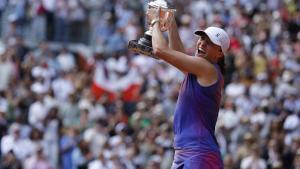 Iga Swiatek celebra su triunfo en Roland Garros.