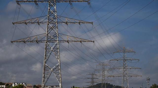 Torres elèctriques d’alta tensió a la ronda de Sant Ramon, a la localitat de Sant Boi.