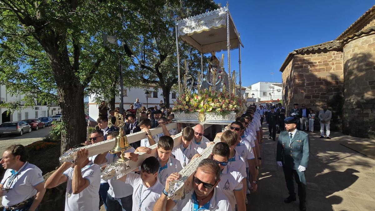 Numerosas personas participan en una jornada festiva iniciada con la salida de la patrona de la localidad desde la iglesia de San Andrés