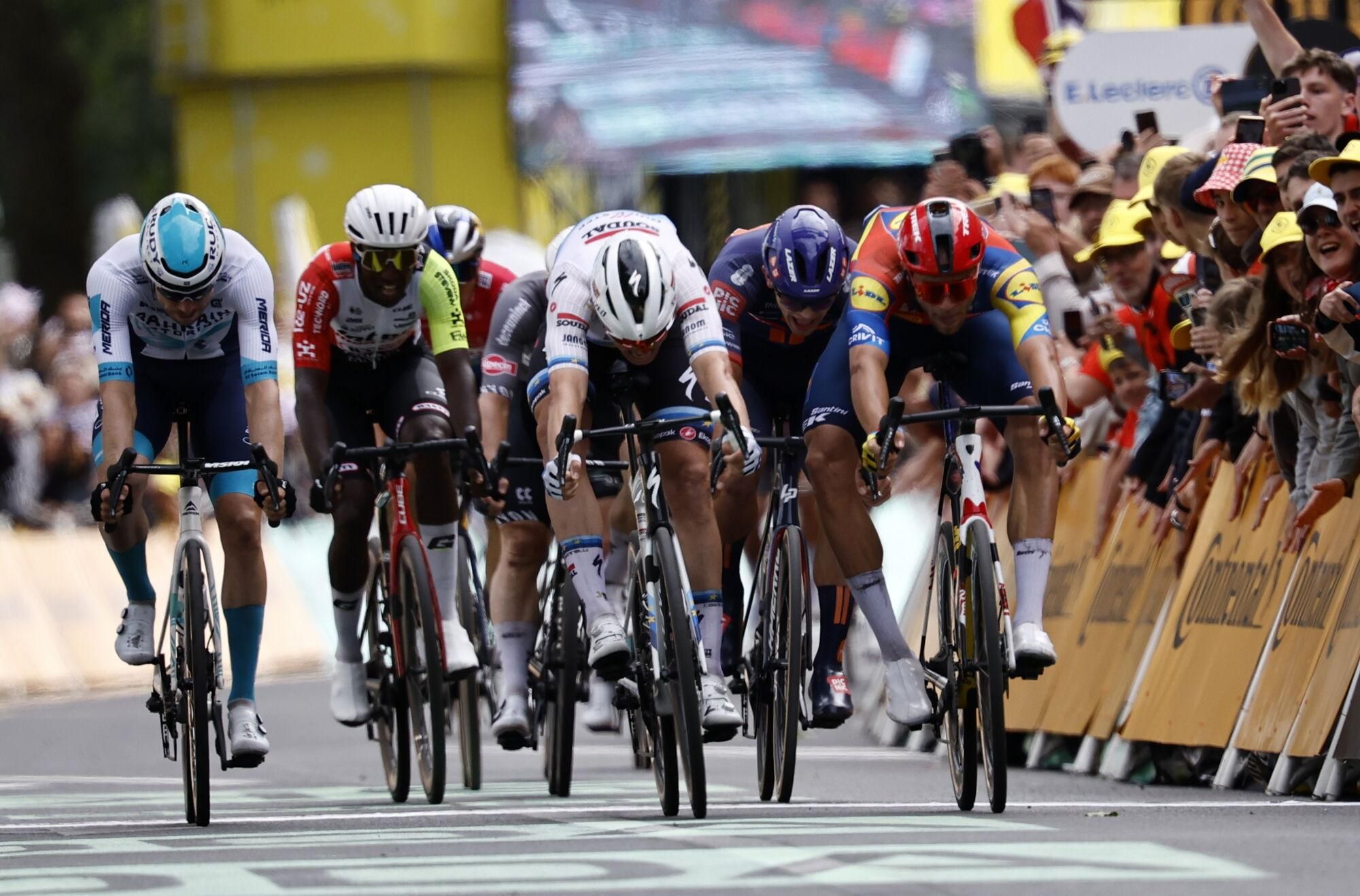 (France), 07/07/2025.- Belgian rider Tim Merlier (C) of Soudal Quick-Step team sprints to win the 3rd stage of the Tour de France cycling race over 178.3km from Valenciennes to Dunkerque, France, 07 July 2025. (Ciclismo, Francia) EFE/EPA/MARTIN DIVISEK