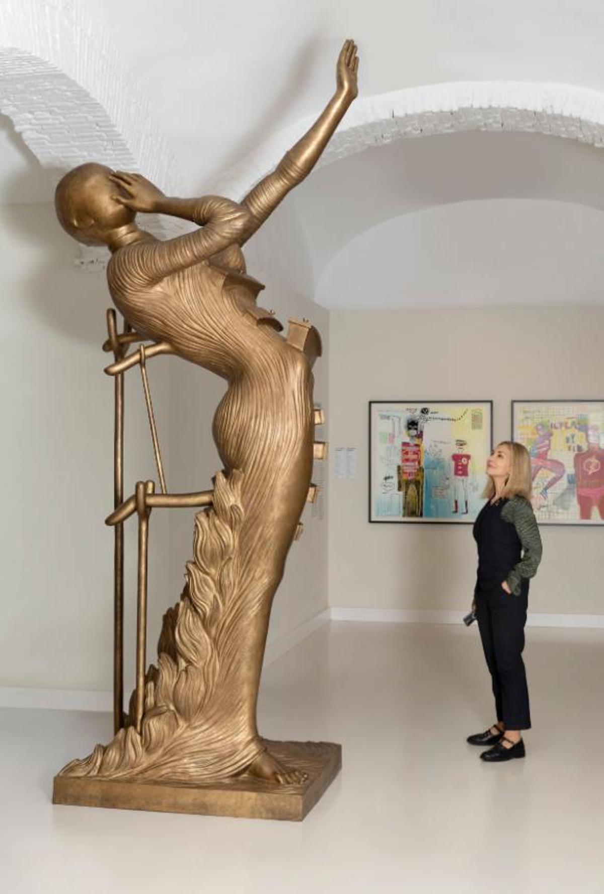 Una dona mirant l'escultura.