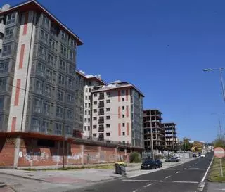 Vivienda en A Coruña: La Sareb incluye pisos del edificio vacío de la avenida Fisterra en su oferta a administraciones
