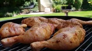 No te aburras en la cocina: tres recetas muy originales para cocinar muslos de pollo en la freidora de aire