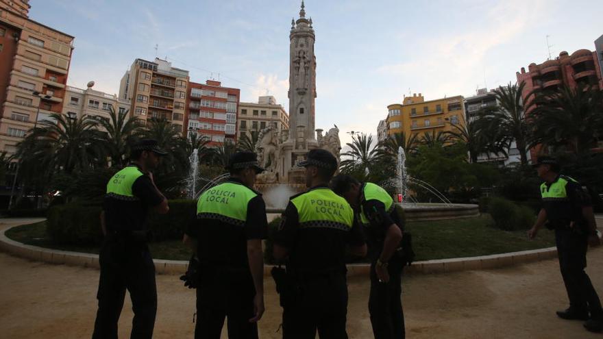 Policías locales de Alicante, durante un servicio