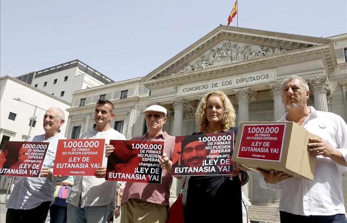 Activistas y familiares de enfermos en la entrega de más de un millón de firmas a favor de despenalizar la eutanasia en el Congreso, el pasado mes de junio.