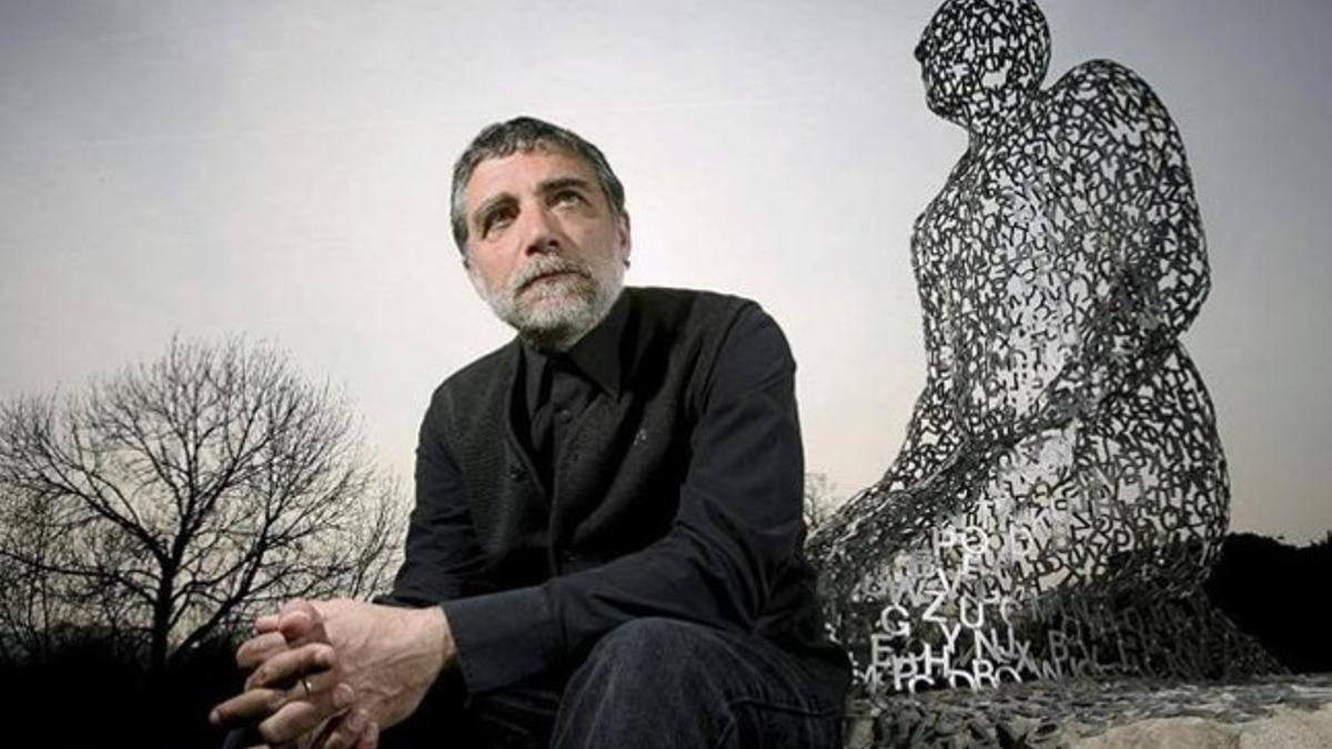 El escultor Jaume Plensa, junto a una de sus esculturas