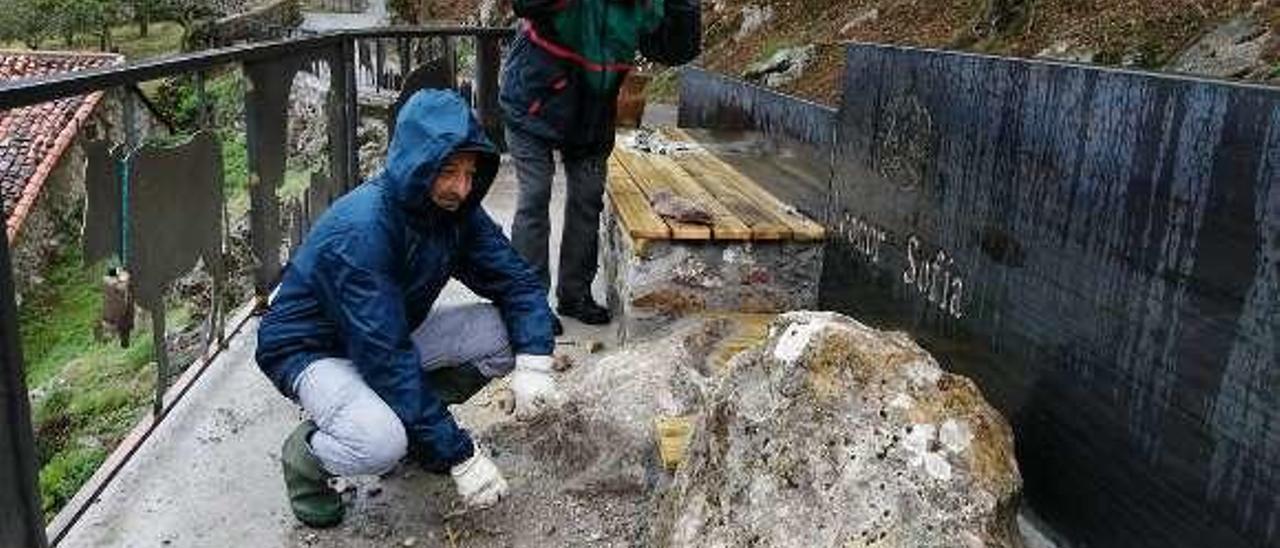 Ramón Mier y Felipe Niembro, junto al nuevo respaldo del mirador.